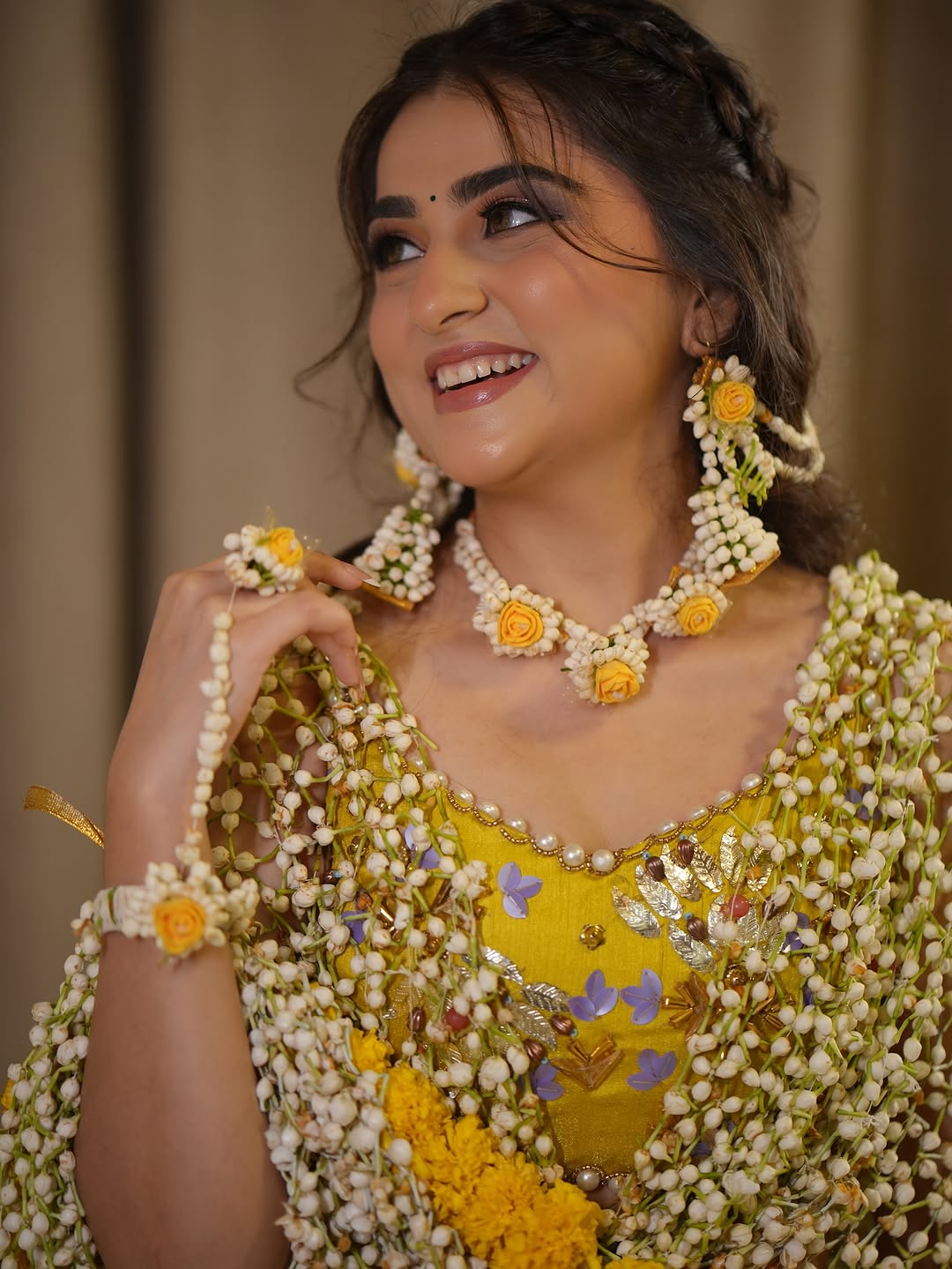 Phoolon Ka Dupatta – Luxury Floral Bridal Dupatta (Imported Flowers)