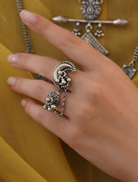 Oxidised falling chain Ring